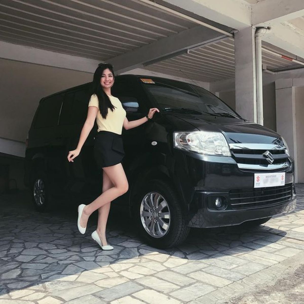 Photo of Heaven Peralejo and her car, SUZUKI APV GX ARENA.